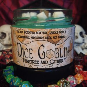 DiceGoblin gyertya - Fenyőtű- ajándék miniatűr kockaszettel
