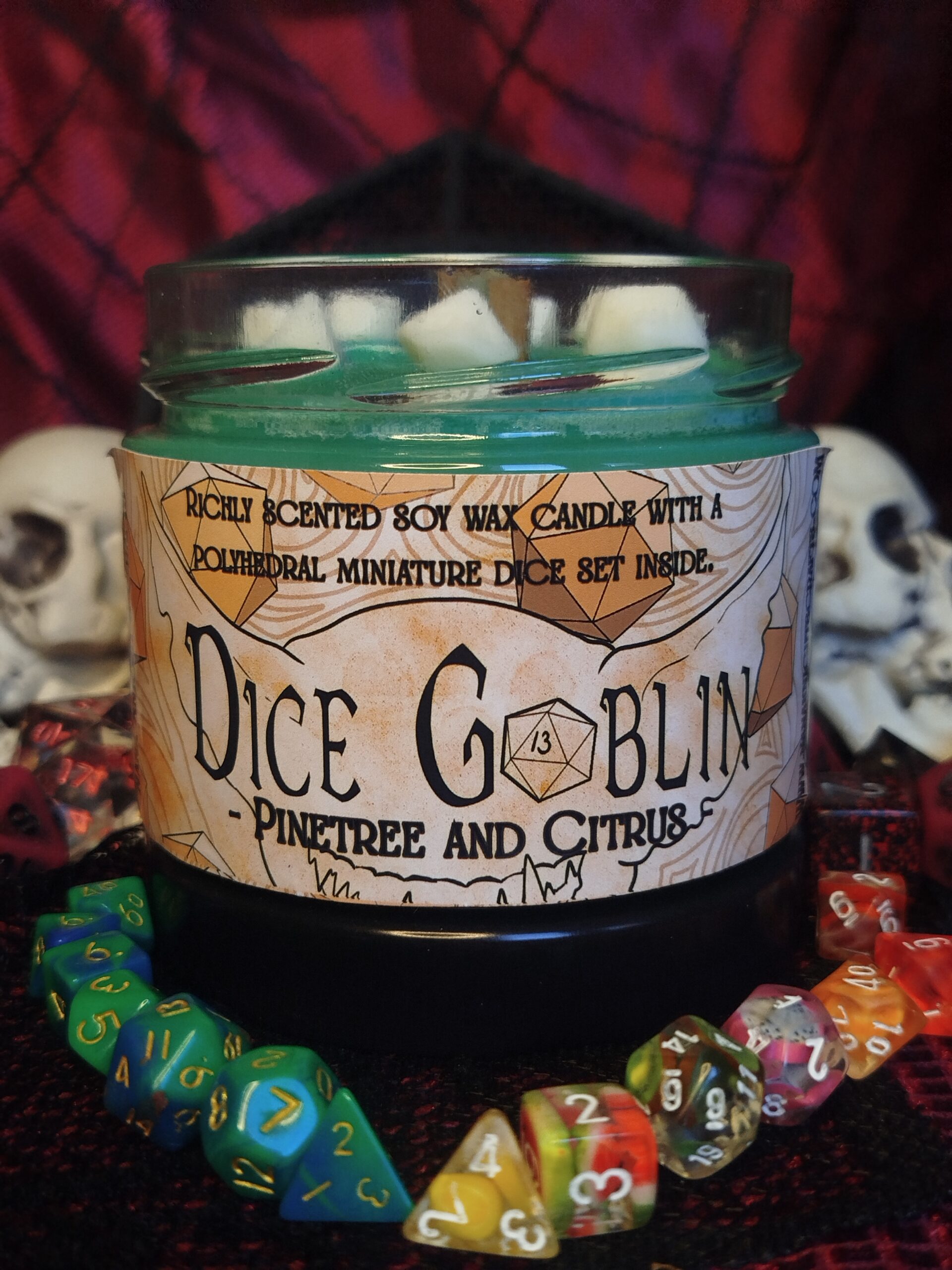 DiceGoblin gyertya - Fenyőtű- ajándék miniatűr kockaszettel