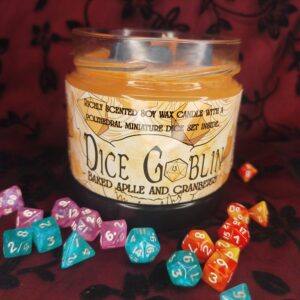 DiceGoblin gyertya - Sült alma és áfonya - ajándék miniatűr kockaszettel